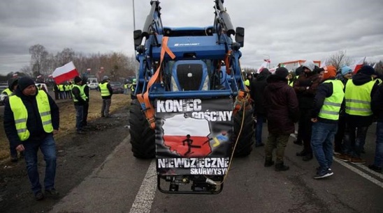 Image: Οι Πολωνοί αγρότες κλείνουν από σήμερα εντελώς τα συνοριακά περάσματα με την Ουκρανία