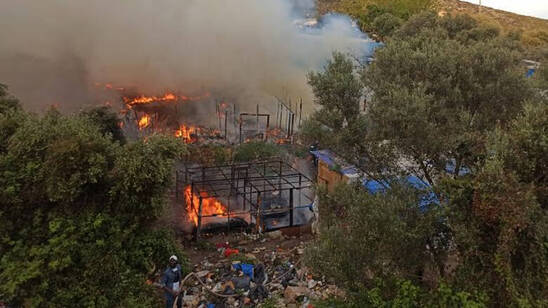 Image: «Εκρηκτική» η κατάσταση στο ΚΥΤ Σάμου: Νέα φωτιά και συγκρούσεις