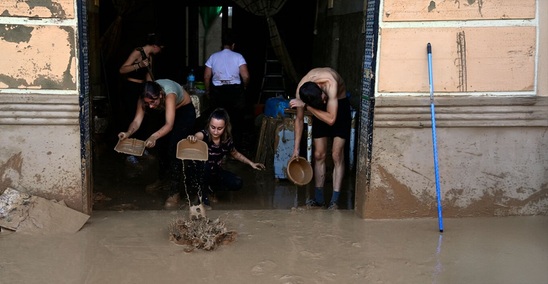 Image: Πλημμύρες στη Βαλένθια: Απόγνωση και λεηλασίες ενώ συνεχίζεται η αναζήτηση αγνοουμένων κάτω από τη λάσπη