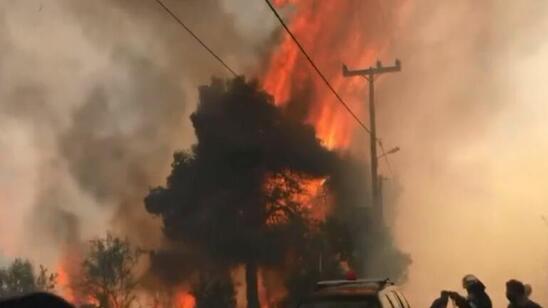 Image: Εκτός ελέγχου η φωτιά σε Σταμάτα και Ροδόπολη – Καίγονται σπίτια και αυτοκίνητα