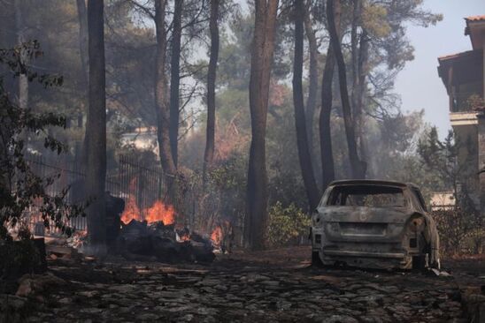 Image: Φωτιά σε Σταμάτα – Ροδόπολη: Σπίτια και αυτοκίνητα έγιναν στάχτη
