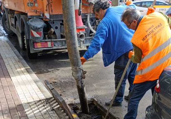 Image: Ιεράπετρα | Κλειστή η Δημοκρατίας λόγω εργασιών καθαρισμού στις σχάρες όμβριων υδάτων