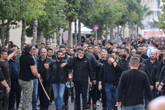 Image: Σε εξέλιξη το παγκρήτιο παναγροτικό συλλαλητήριο-Συμβολικό κλείσιμο της Εθνικής Οδού 