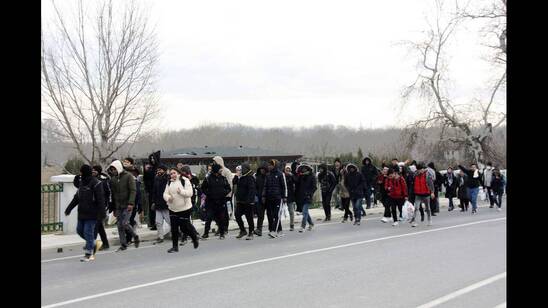 Image: Έβρος: Εκατοντάδες πρόσφυγες στα σύνορα στις Καστανιές – Έκλεισε το τελωνείο