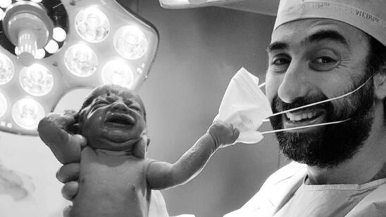 Image: Η φωτογραφία του 2020: Νεογέννητο τραβά τη μάσκα του γιατρού και γίνεται viral!