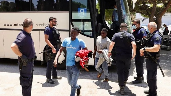Image: Στο Λαύριο οι 520 διασωθέντες μετανάστες νότια της Γαύδου