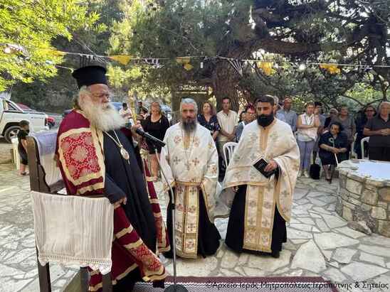 Image: Ο πανηγυρικός Εσπερινός στον πανηγυρίζοντα Ιερό Ναό Αγίας Άννας στη Θρυπτή