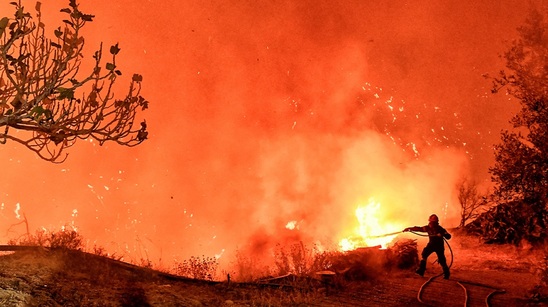 Image: Ανεξέλεγκτη για τρίτη μέρα η φωτιά στο Ξυλόκαστρο - Ενισχύονται οι άνεμοι το μεσημέρι, φόβοι για αναζωπυρώσεις