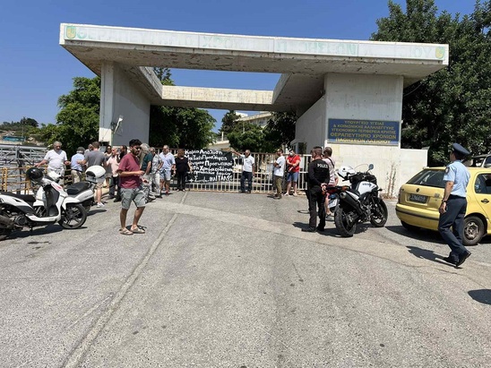 Image: Άγιος  Νικόλαος : Ένταση έξω από το Θεραπευτήριο Χρονίων Παθήσεων στη διαμαρτυρία για τις απολύσεις στις δομές του Κέντρου Κοινωνικής Πρόνοιας